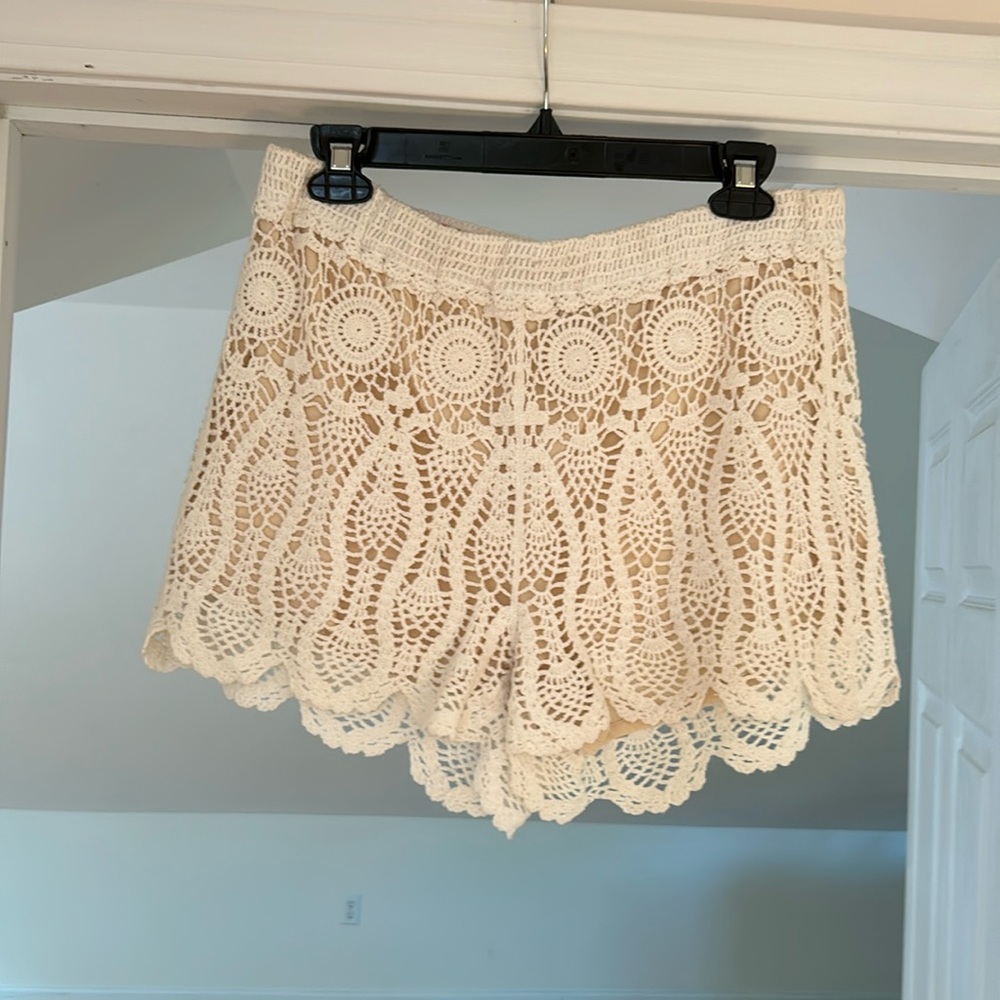 White crochet lines pull on shorts - excellent condition